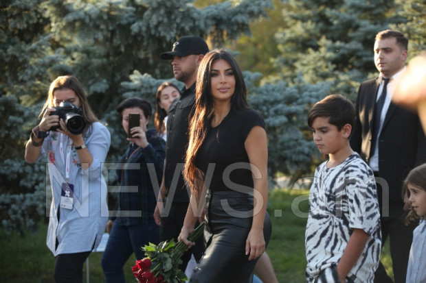 Ким Кардашьян с племянниками и сестрой находится в мемориальном ...