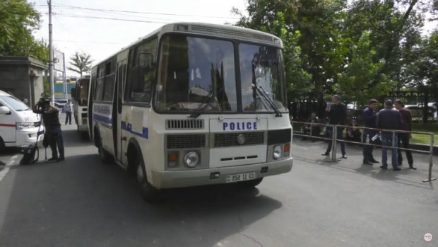 Տեսանյութ.  Ռոբերտ Քոչարյանի աջակիցները ծաղիկներով գնում են Պանթեոն. ոստիկանական ուժերը համալրվում են